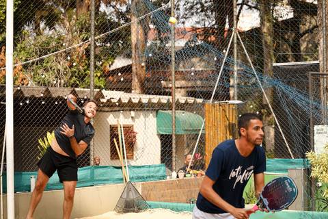 Partida de beach tennis durante o 4º Open Arena Club Racket em São Paulo'