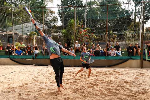 Partida de beach tennis durante o 4º Open Arena Club Racket em São Paulo'