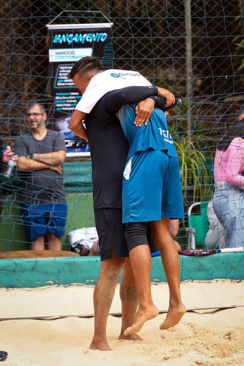 Partida de beach tennis durante o 4º Open Arena Club Racket em São Paulo'