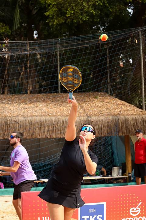 Partida de beach tennis durante o 4º Open Arena Club Racket em São Paulo'