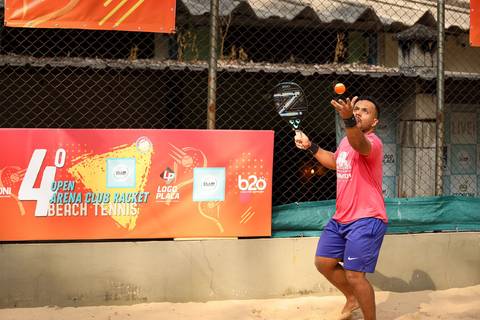 Partida de beach tennis durante o 4º Open Arena Club Racket em São Paulo'