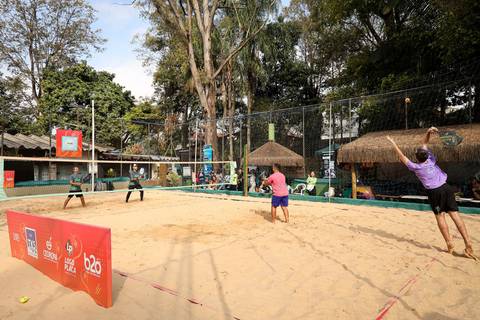 Partida de beach tennis durante o 4º Open Arena Club Racket em São Paulo'