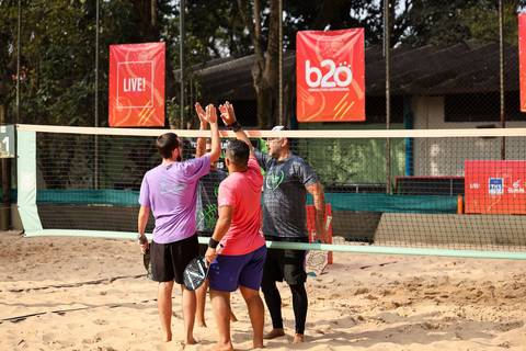 Partida de beach tennis durante o 4º Open Arena Club Racket em São Paulo'