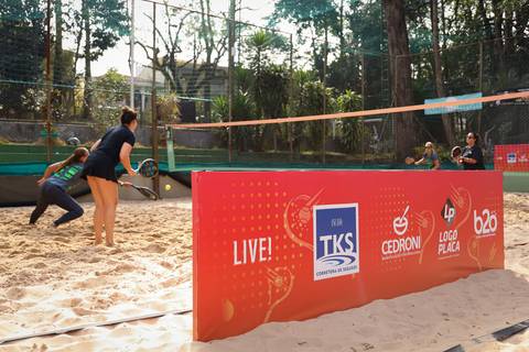Partida de beach tennis durante o 4º Open Arena Club Racket em São Paulo'