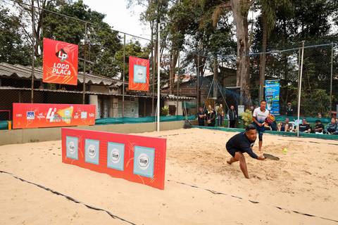 Partida de beach tennis durante o 4º Open Arena Club Racket em São Paulo'