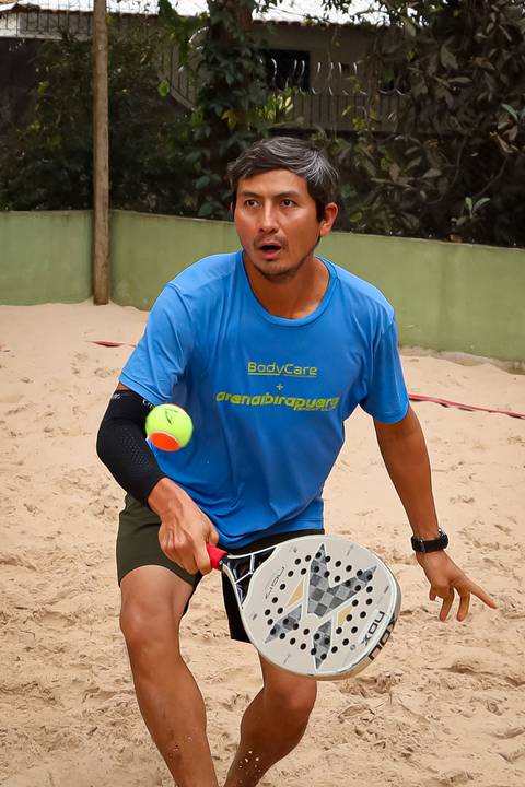 Partida de beach tennis durante o 4º Open Arena Club Racket em São Paulo'