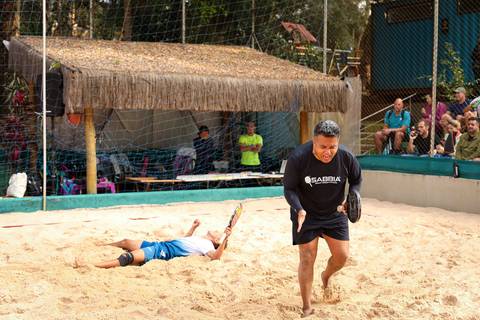 Partida de beach tennis durante o 4º Open Arena Club Racket em São Paulo'