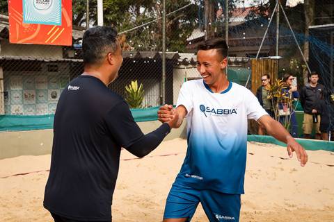 Partida de beach tennis durante o 4º Open Arena Club Racket em São Paulo'