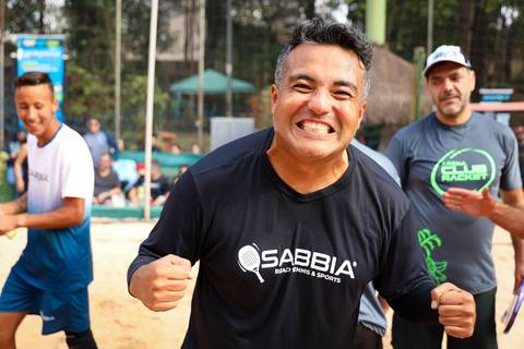 Partida de beach tennis durante o 4º Open Arena Club Racket em São Paulo'