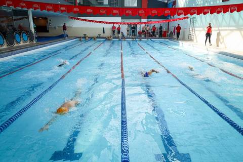 Alunos participam de competição de natação na Academia Inova'