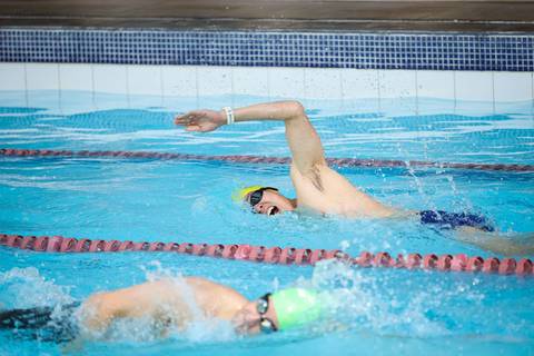 Alunos participam de competição de natação na Academia Inova'