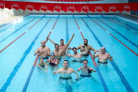 Alunos participam de competição de natação na Academia Inova'