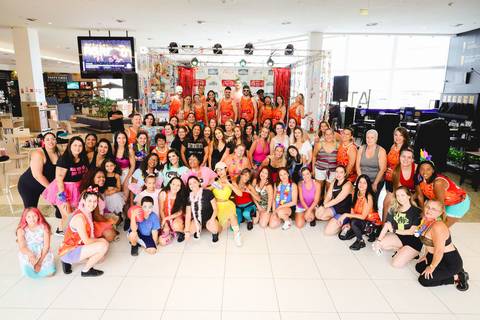 Aula de Fit Dance durante aulão de carnaval da Academia Inova Atrium'