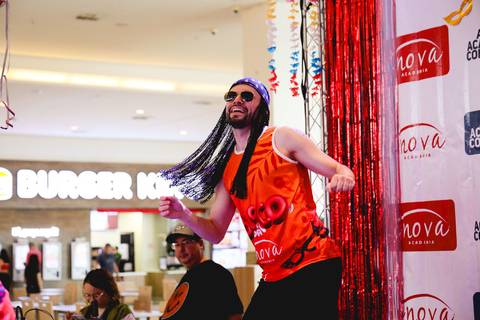 Aula de Fit Dance durante aulão de carnaval da Academia Inova Atrium'