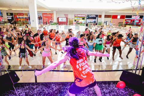 Aula de Fit Dance durante aulão de carnaval da Academia Inova Atrium'