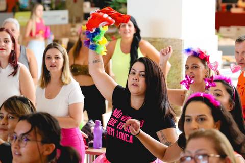 Aula de Fit Dance durante aulão de carnaval da Academia Inova Atrium'