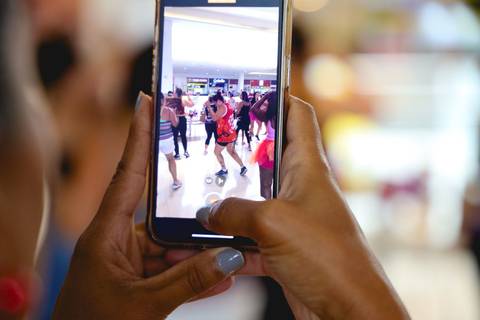 Aula de Fit Dance durante aulão de carnaval da Academia Inova Atrium'
