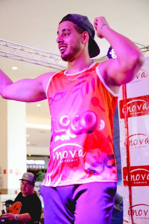 Aula de Fit Dance durante aulão de carnaval da Academia Inova Atrium'