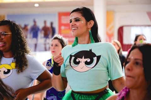 Aula de Fit Dance durante aulão de carnaval da Academia Inova Atrium'