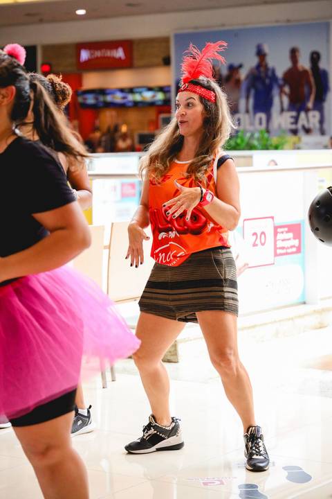 Aula de Fit Dance durante aulão de carnaval da Academia Inova Atrium'