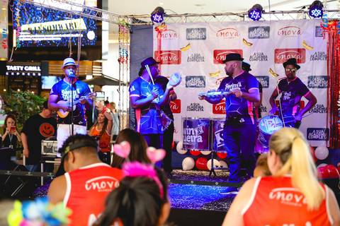 Aula de Fit Dance durante aulão de carnaval da Academia Inova Atrium'