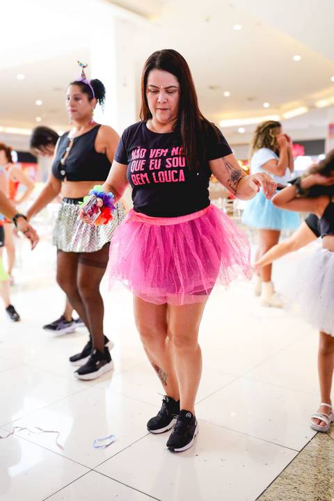 Aula de Fit Dance durante aulão de carnaval da Academia Inova Atrium'