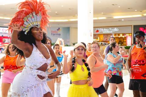 Aula de Fit Dance durante aulão de carnaval da Academia Inova Atrium'