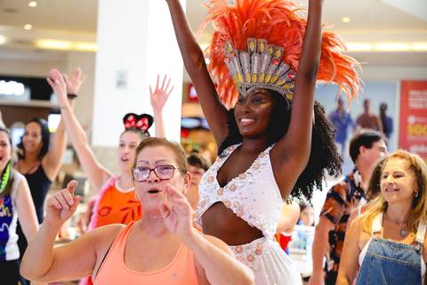 Aula de Fit Dance durante aulão de carnaval da Academia Inova Atrium'