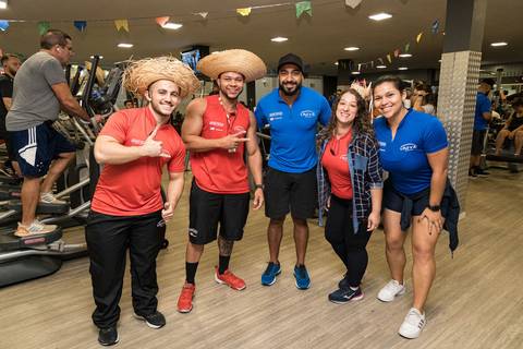 Aula de Fit Dance com tema de festa junina na Academia Inova São Caetano'