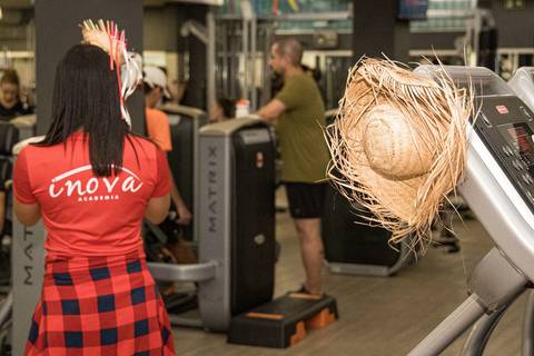 Aula de Fit Dance com tema de festa junina na Academia Inova São Caetano'