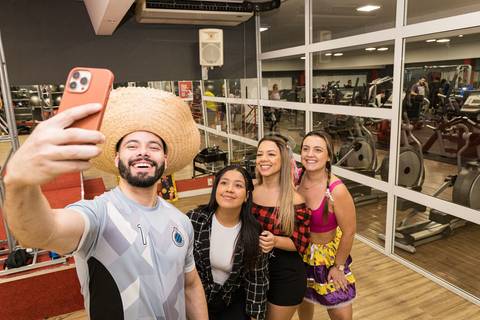 Aula de Fit Dance com tema de festa junina na Academia Inova São Caetano'