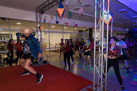 Aula de Fit Dance com tema de festa junina na Academia Inova São Caetano'