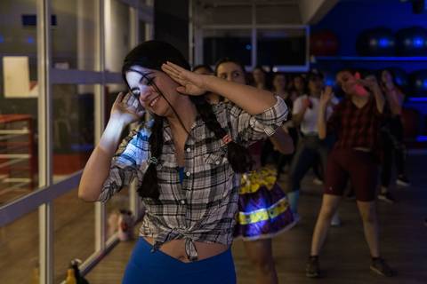 Aula de Fit Dance com tema de festa junina na Academia Inova São Caetano'