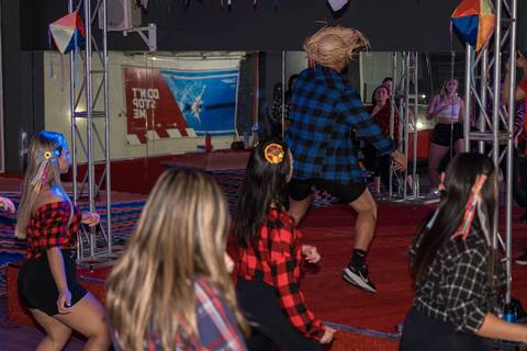 Aula de Fit Dance com tema de festa junina na Academia Inova São Caetano'