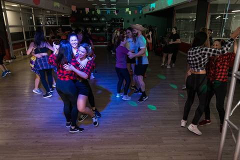 Aula de Fit Dance com tema de festa junina na Academia Inova São Caetano'