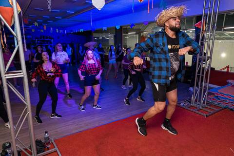 Aula de Fit Dance com tema de festa junina na Academia Inova São Caetano'