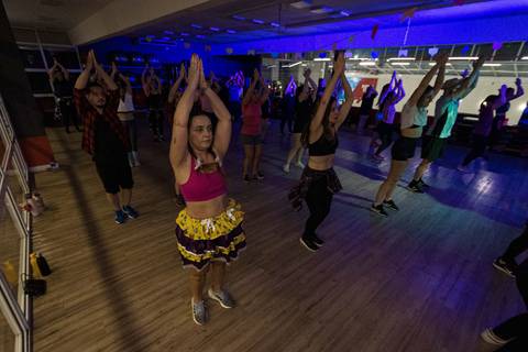 Aula de Fit Dance com tema de festa junina na Academia Inova São Caetano'