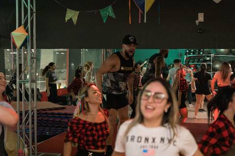 Aula de Fit Dance com tema de festa junina na Academia Inova São Caetano'