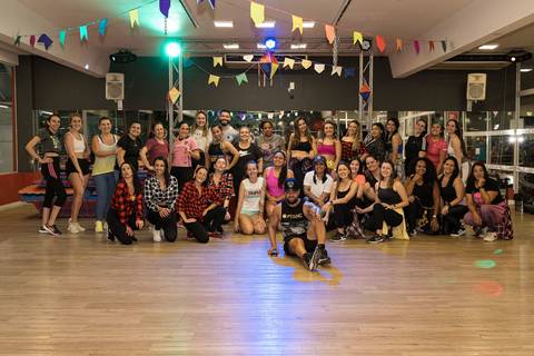 Aula de Fit Dance com tema de festa junina na Academia Inova São Caetano'