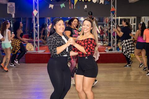 Aula de Fit Dance com tema de festa junina na Academia Inova São Caetano'