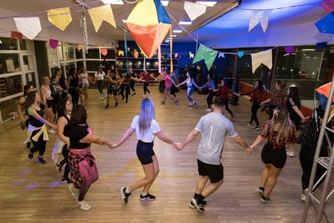 Aula de Fit Dance com tema de festa junina na Academia Inova São Caetano'