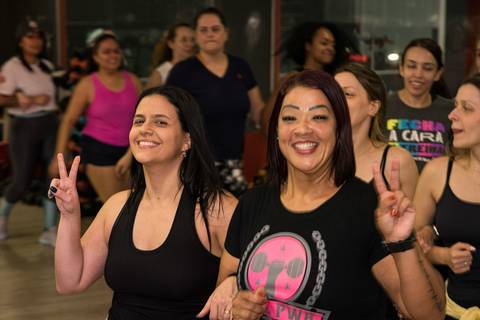 Aula de Fit Dance com tema de festa junina na Academia Inova São Caetano'
