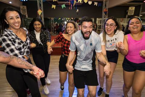 Aula de Fit Dance com tema de festa junina na Academia Inova São Caetano'
