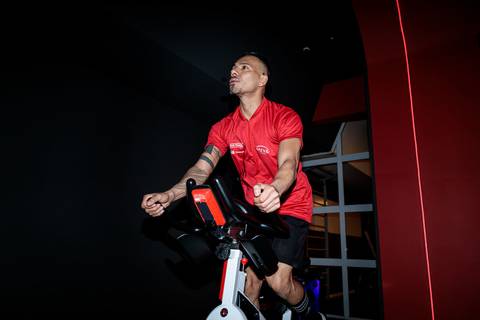 Aula de spinning no Studio Inova Cycle durante reinauguração da sala'