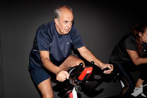 Aula de spinning no Studio Inova Cycle durante reinauguração da sala'