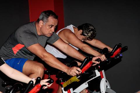 Aula de spinning no Studio Inova Cycle durante reinauguração da sala'