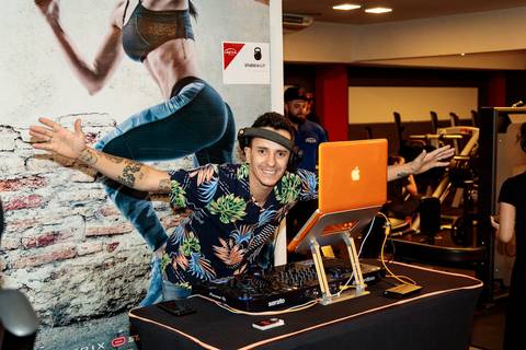 Aula de spinning no Studio Inova Cycle durante reinauguração da sala'