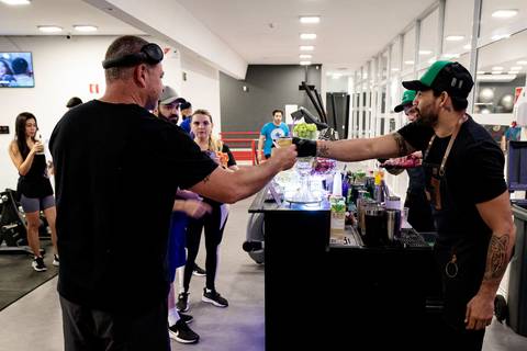 Aula de spinning no Studio Inova Cycle durante reinauguração da sala'