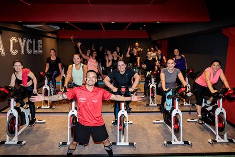 Aula de spinning no Studio Inova Cycle durante reinauguração da sala'