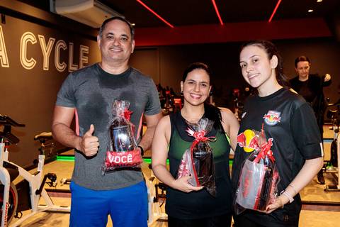 Aula de spinning no Studio Inova Cycle durante reinauguração da sala'